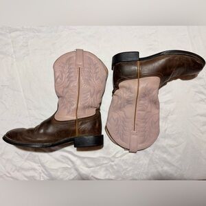 Ariat Pink Leather boots
Size 7.5